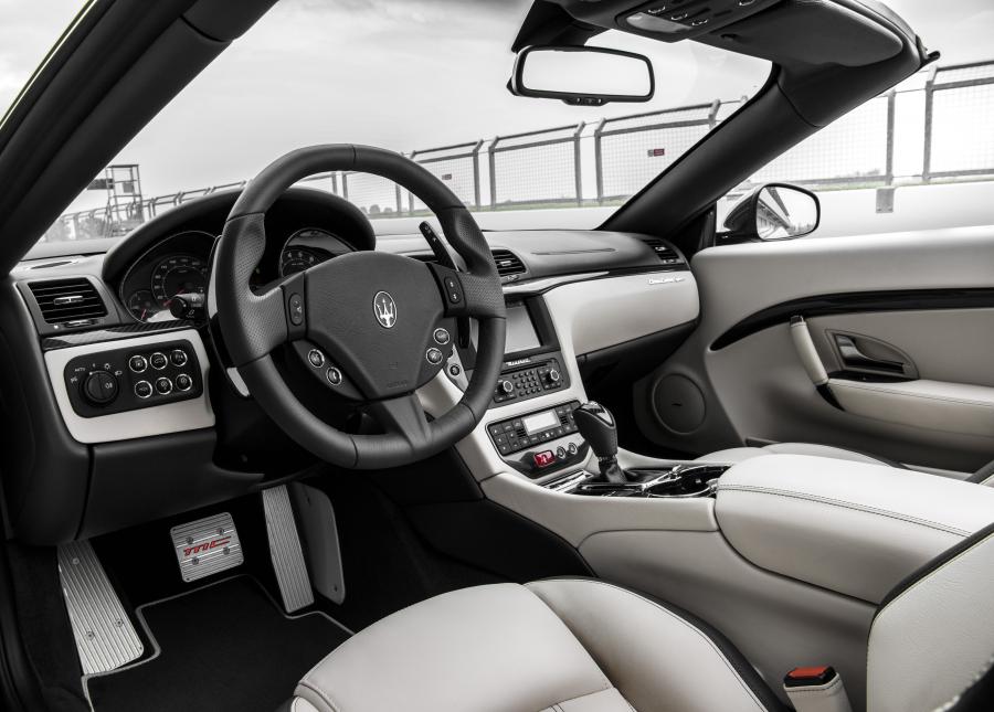 Интерьер Maserati GranCabrio Sport Special Edition (M145) 2017 года  (фото 10 из 14)